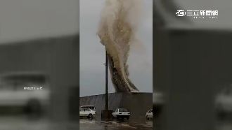 小金門掀5樓高巨浪　從天而降壓毀車
