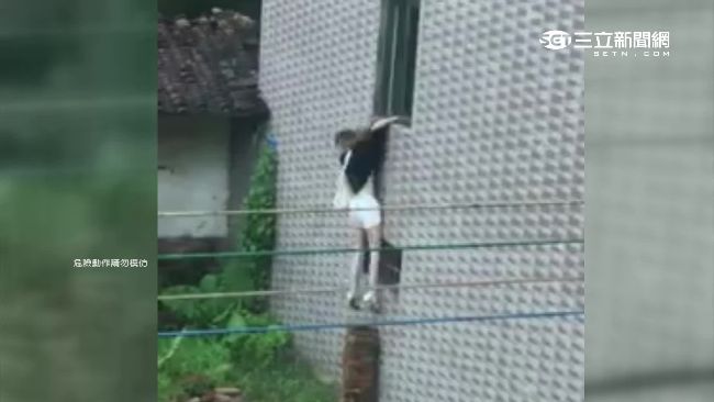 短褲妹堆磚爬牆慘摔　網友見狀直呼痛
