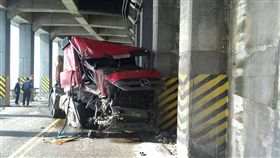 蘇花公路台9線164．8公里處和平明隧道內，22日上午一輛聯結車自撞隧道壁，駕駛受傷送醫。（公路總局提供）