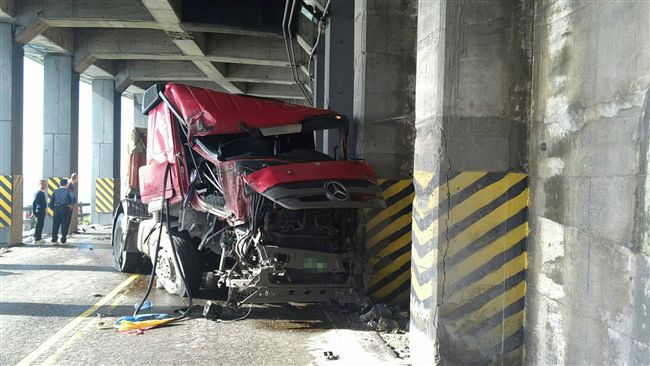 砂石車自撞隧道　蘇花公路雙向阻斷