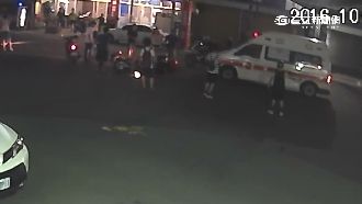 男大生被撞無據　家屬舉牌找關鍵影像