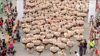 相撲路跑超促咪！民眾嗨穿「胖胖裝」