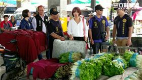 查緝菜蟲，檢警到市場了解菜價。翻攝