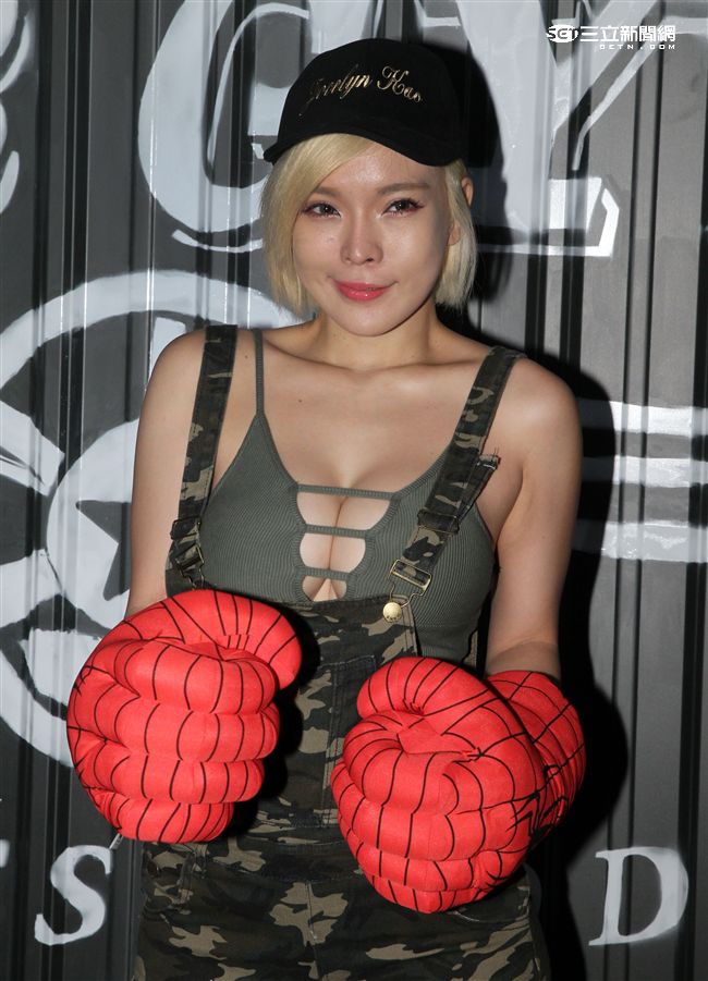 性感辣妹牛奶兒低胸爆乳裝，擠爆F奶示範利用健康的健身方式，讓太平公主也能有傲人胸圍。（記者邱榮吉/攝影）