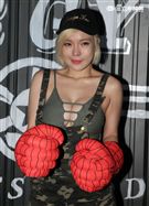 性感辣妹牛奶兒低胸爆乳裝，擠爆F奶示範利用健康的健身方式，讓太平公主也能有傲人胸圍。（記者邱榮吉/攝影）