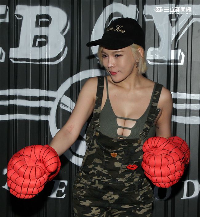 性感辣妹牛奶兒低胸爆乳裝，擠爆F奶示範利用健康的健身方式，讓太平公主也能有傲人胸圍。（記者邱榮吉/攝影）