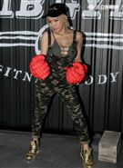 性感辣妹牛奶兒低胸爆乳裝，擠爆F奶示範利用健康的健身方式，讓太平公主也能有傲人胸圍。（記者邱榮吉/攝影）