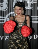 性感辣妹牛奶兒低胸爆乳裝，擠爆F奶示範利用健康的健身方式，讓太平公主也能有傲人胸圍。（記者邱榮吉/攝影）