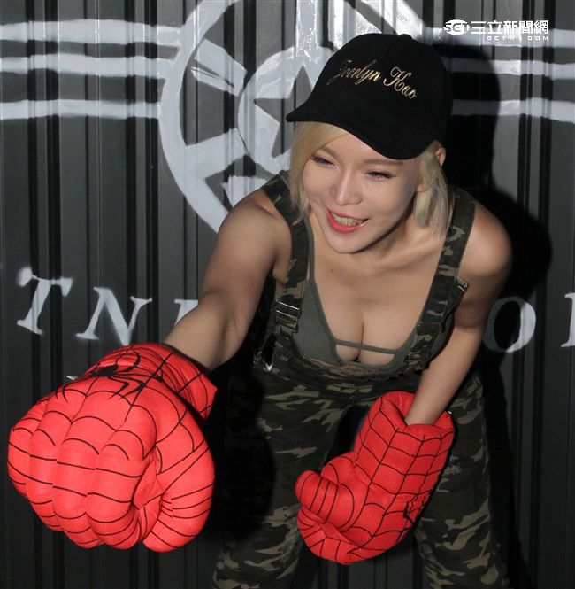 性感辣妹牛奶兒低胸爆乳裝，擠爆F奶示範利用健康的健身方式，讓太平公主也能有傲人胸圍。（記者邱榮吉/攝影）