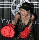 性感辣妹牛奶兒低胸爆乳裝，擠爆F奶示範利用健康的健身方式，讓太平公主也能有傲人胸圍。（記者邱榮吉/攝影）