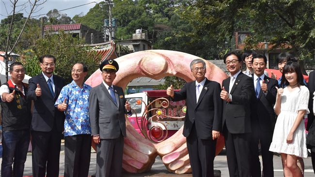 「讓愛情駛向幸福」　台日車站手牽手