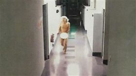 不明人士裸體闖成大校園_PTT