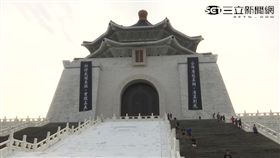 攀爬中正紀念堂懸掛反蔣布幔　台灣國兩成員遭罰