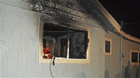 美國華盛頓州斯波坎（Spokane）住宅火災奪走3歲幼童性命，他的愛犬和毛絨玩具泰迪熊隨侍在側。當局認為，跟幼童擠在一塊的這隻狗試圖保護主人。（圖／美聯社／達志影像）