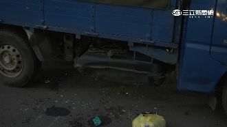 騎士疑沒戴安全帽　打滑衝貨車底命危