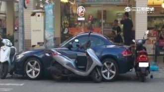 BMW違停超商　3機車「圍堵」反制