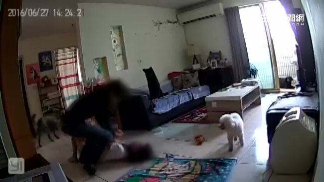 昔日愛狗志工　闖屋壓地痛毆女友