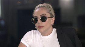 女神卡卡態度嚴肅。（圖／翻攝自《每日郵報》）