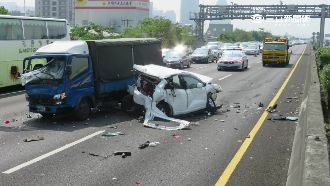 國道追撞車禍　5車驚險連環撞