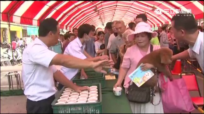 搶免費刈包羊肉湯　阿公阿嬤火力全開