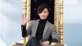 歌手陳勢安舉辦新專輯「親愛的偏執狂」簽唱會，同門師姊黃小琥帶「四安」護身符站台祝賀--鄭先生