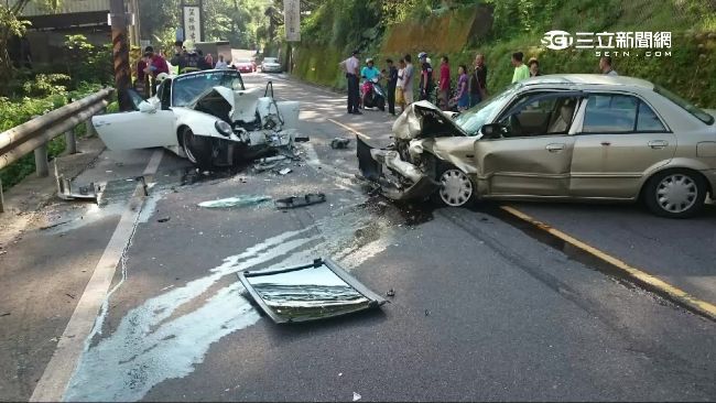 福特疑跨線超車　撞爛名醫保時捷