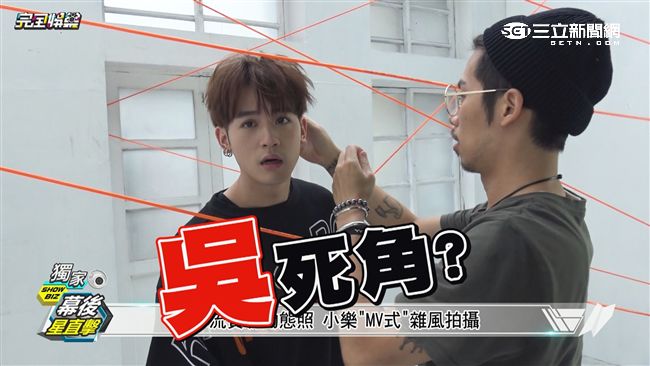 躺著拍也帥慘　小樂險變人體壽司？