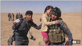 艾莎（Aysha）從伊斯蘭國組織（IS）手中逃出(圖/翻攝自每日郵報)