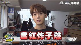 20161026拍照「工具」多！小樂拍華流帶一大包　圖／完全娛樂提供