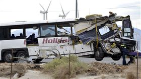南加州旅遊巴士撞卡車 13死31傷   美聯社／達志影像