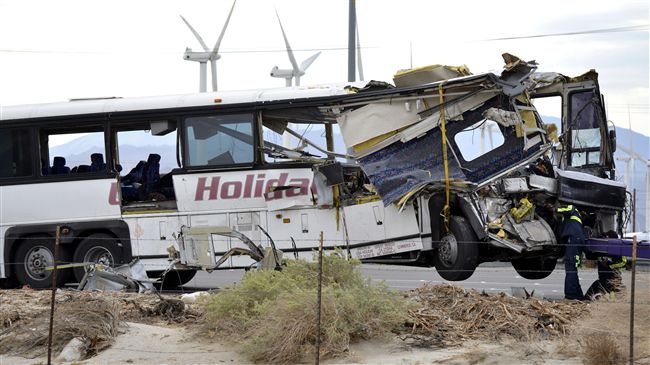 南加州旅遊巴士撞卡車　13死31傷