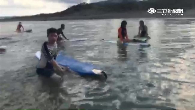 吊橋油漆亂倒　佳樂水漂滿白色油汙
