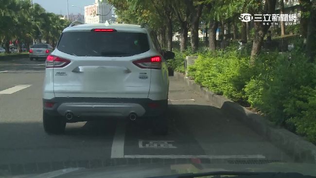 待轉區被當停車格！　汽機車危險爭道
