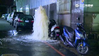 怪他不會操作堆高機！街頭驚見噴水池