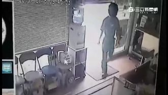 先消費再偷錢　笨賊「全罩帽」露餡！