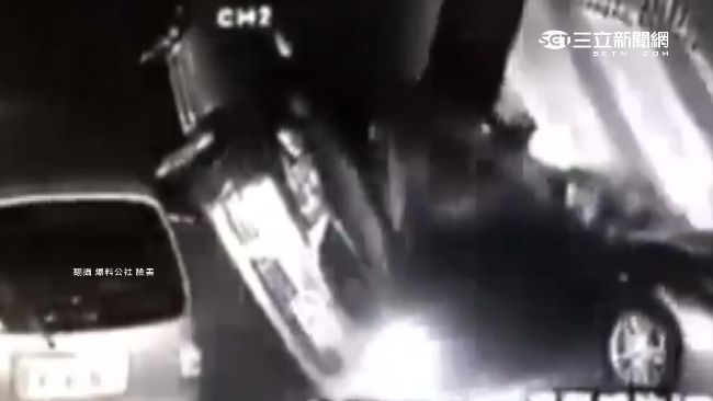 巷道太窄硬要過　醉男開車單輪壓過它