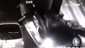 巷道太窄硬要過　醉男開車單輪壓過它