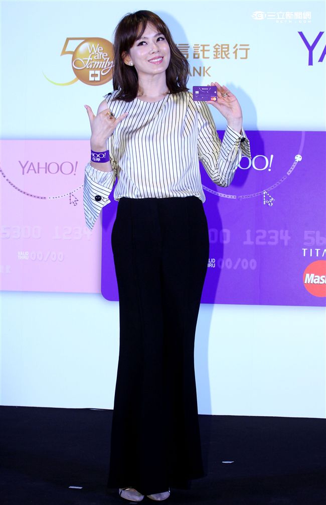 時尚教主Melody出席聯名卡記者會，引爆她的網購魂。（記者邱榮吉/攝影）
