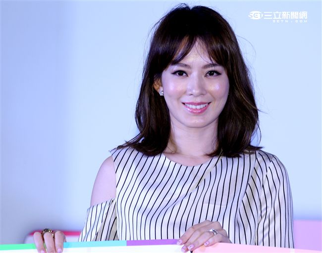 時尚教主Melody出席聯名卡記者會，引爆她的網購魂。（記者邱榮吉/攝影）