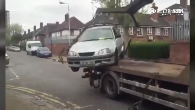 駕駛拒繳拖吊費　瘋狂倒車糗卡車尾