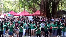  台大「小綠綠」齊聚快閃跳課間操　網友直呼：「好專業」（圖翻攝自國立台灣大學臉書）