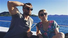 「雷神」克里斯漢斯沃婚姻也觸礁？霸氣勾老婆合照破流言
圖／翻攝自艾莎巴塔奇、克里斯漢斯沃IG