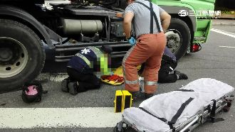 轉彎視線死角大　聯結車輾斃騎車婦
