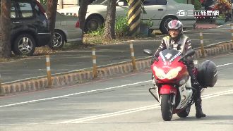 飛天木板狠砸重機　騎士：好像血滴子