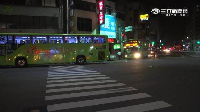 為閃違停機車撞看板　客運9乘客虛驚