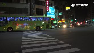 為閃違停機車撞看板　客運9乘客虛驚