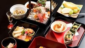 右圖：「能登饗宴」午間餐宴，以空運方式引進日本能登食材，打造「鼓御膳-三段重箱懷石便當」，每位NT3,000+10%