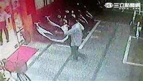 毛男辱罵警員五字經遭逮捕送辦（翻攝畫面）