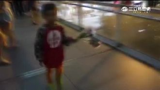 信義商圈怪象　男童「衝撞路人」賣花