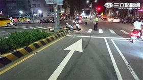 2輛轎車欲攔檢不停還加速分道逃逸，甚至衝撞警用機車後開上國道逃逸無蹤（翻攝畫面）